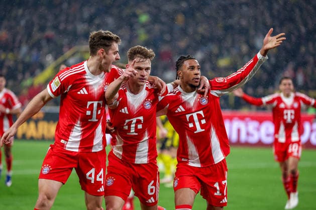 Sport Bilder des Tages 28.02.2026, Fußball, Borussia Dortmund - FC Bayern München, 1. Fußball Bundesliga, 24. Spieltag, Signal Iduna Park, Saison 2025 2026: Torjubel nach dem Tor zum 3:2 durch Torschütze Joshua Kimmich (FC Bayern Muenchen 06) zusammen mit Michael Olise (FC Bayern Muenchen 17) und Josip Stanisic (FC Bayern Muenchen 44) DFB regulations prohibit any use of photographs as image sequences and or quasi-video. Nordrhein-Westfalen Deutschland