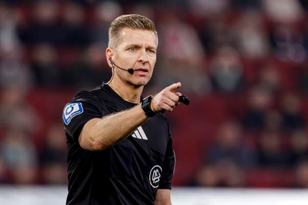 Augsburg, Deutschland 27. Februar 2026: 1. BL - 2025 2026 - FC Augsburg vs. 1. FC Köln Im Bild: Schiedsrichter Tobias Welz gestikuliert auf dem Spielfeld. DFB regulations prohibit any use of photographs as image sequences and or quasi-video. WWK Arena Bayern Copyright: xFotostandx xSchäferx