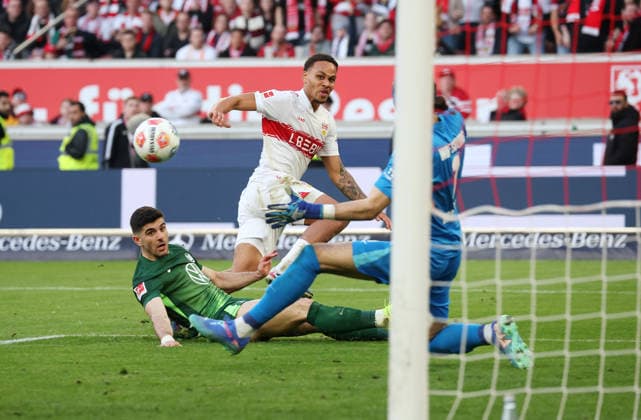 01.03.2026, Deutschland, Stuttgart, Fußball Bundesliga, 20. Spieltag, VfB Stuttgart vs. VfL Wolfsburg, 4:0 Tor, v.l. Konstantinos Koulierakis (VfL), Torschütze Nikolas Nartay (VfB), im Tor Kamil Grabara (VfL)