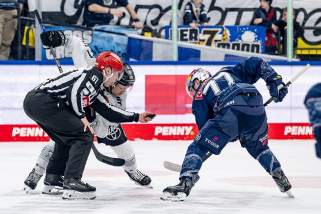 Linesperson Markus Merk fuehrt ein Bully Faceoff aus zwischen Juhani Tyrvaeinen (Koelner Haie, 21) und Adam Brooks (EHC Red Bull Muenchen, 77) GER, EHC Red Bull Muenchen vs. Koelner Haie, Eishockey, DEL, 47. Spieltag, Saison 2025 2026, 01.03.2026. GER, EHC Red Bull Muenchen vs. Koelner Haie, Eishockey, DEL, 47. Spieltag, Saison 2025 2026, 01.03.2026. Muenchen Copyright: xEibner-Pressefoto HeikexFeinerx EP_HFR