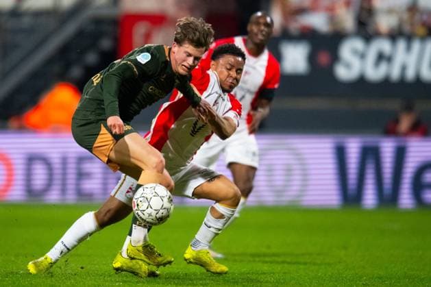 EMMEN , 02 03-2026 , Stadium Oude Meerdijk , season 2025 2026 , Dutch Keuken Kampioen Divisie football , match between FC Emmen and Jong FC Utrecht , picture shows FC Utrecht player Markus Jensen FC Emmen player Vicente Besuijen Emmen - Jong Utrecht  x202038933x Copyright: