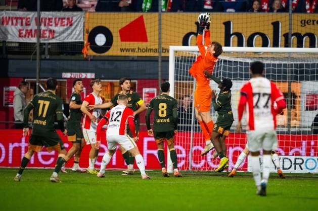 EMMEN , 02 03-2026 , Stadium Oude Meerdijk , season 2025 2026 , Dutch Keuken Kampioen Divisie football , match between FC Emmen and Jong FC Utrecht , picture shows FC Utrecht goalkeeper Kevin Gadellaa saves Emmen - Jong Utrecht  x202039953x Copyright: