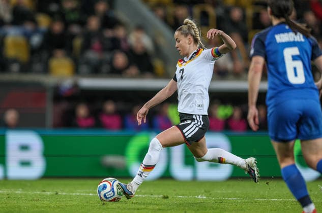 GER, Dresden, Deutschland vs Slowenien, Länderspiel, Fussball, FIFA, Spielzeit 2026 2027, WM-Qualifikation, Rudolf-Harbig-Stadion, 1. Spieltag im Bild v.l.: Giulia Gwinn (Deutschland Frauen 7), Kaja KoroÅ¡ec (Slowenien Frauen 6), Torschuss DFB DFL REGULATIONS PROHIBIT ANY USE OF PHOTOGRAPHS AS IMAGE SEQUENCES AND OR QUASI-VIDEO, 03.03.2026 Copyright: HMBxMedia HendrikxHamelau