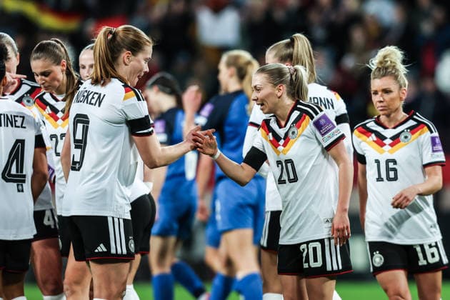 Fussball, WM-Qualifikation Europa (Frauen) Saison 2026 Liga A Gruppe 4 - 1.Spieltag Deutschland - Slowenien 03.03.2026, Rudolf-Harbig-Stadion Dresden Torjubel Deutschland nach dem Tor zum 2-0 durch Elisa Senß (Deutschland, 20), die Spielerinnen freuen sich Sjoeke Nüsken (Deutschland, 9) Dresden Rudolf-Harbig-Stadion Sachsen Deutschland