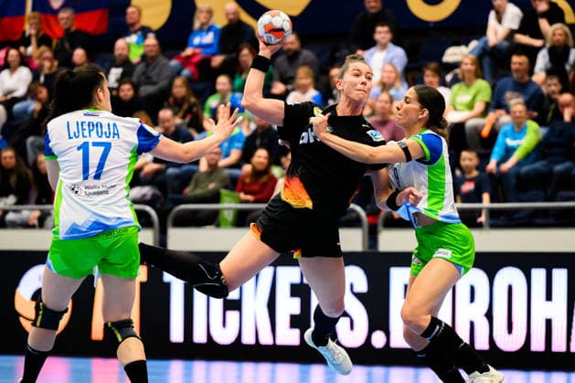 Handball, Frauen: EM-Qualifikation, Slowenien - Deutschland, 2. Runde, Gruppe 3, 3. Spieltag Natasa Ljepoja (Slowenien), Emily Vogel (Deutschland), Ana Abina (Slowenien) Celje Slowenien
