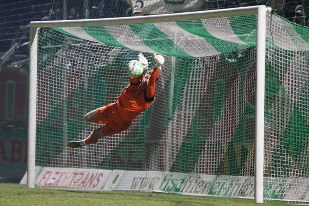 04.03.2026 Fußball Herren 2025 2026 Regionalliga Nordost 20. Spieltag BSG Chemie Leipzig - Chemnitzer FC Alfred-Kunze-Sportpark Leipzig Marcel Bergmann (Leipzig, 37, orange) pariert einen Freistoß. Leipzig Sachsen Deutschland