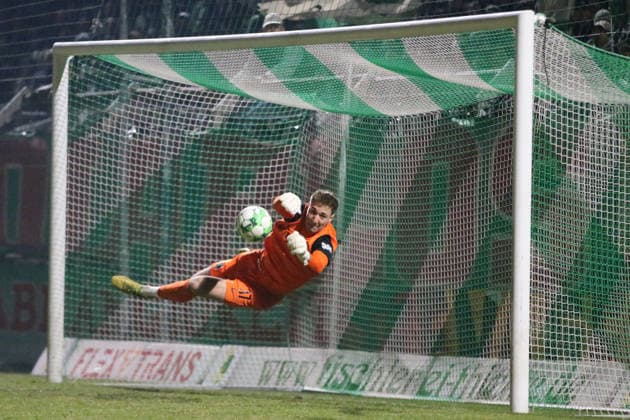 04.03.2026 Fußball Herren 2025 2026 Regionalliga Nordost 20. Spieltag BSG Chemie Leipzig - Chemnitzer FC Alfred-Kunze-Sportpark Leipzig Marcel Bergmann (Leipzig, 37, orange) pariert einen Freistoß. Leipzig Sachsen Deutschland