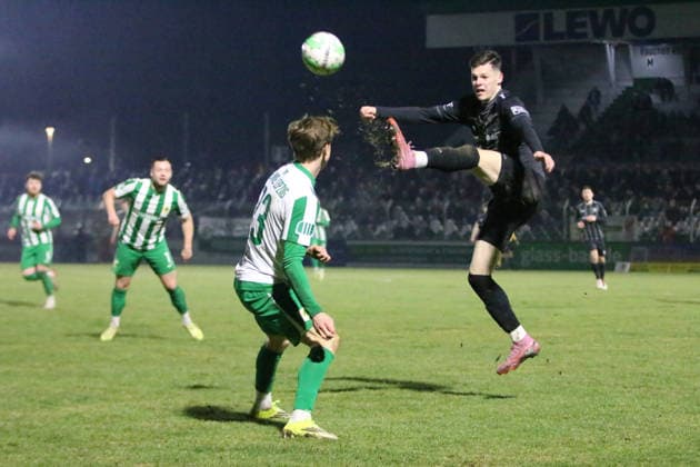 04.03.2026 Fußball Herren 2025 2026 Regionalliga Nordost 20. Spieltag BSG Chemie Leipzig - Chemnitzer FC Alfred-Kunze-Sportpark Leipzig Niclas Walther (Chemnitz, 4, schwarz) klärt einen Ball vor Julian Bell (Leipzig, 33, grünweiß). Leipzig Sachsen Deutschland