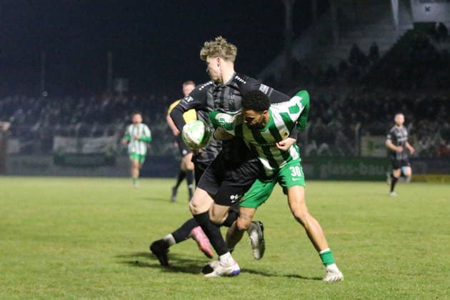 04.03.2026 Fußball Herren 2025 2026 Regionalliga Nordost 20. Spieltag BSG Chemie Leipzig - Chemnitzer FC Alfred-Kunze-Sportpark Leipzig Julius Bochmann (Chemnitz, 5, schwarz) im Zweikampf mit Stanley Ratifo (Leipzig, 30, grünweiß). Leipzig Sachsen Deutschland