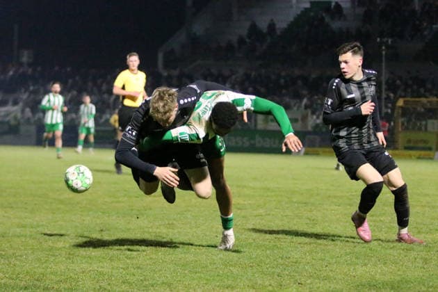04.03.2026 Fußball Herren 2025 2026 Regionalliga Nordost 20. Spieltag BSG Chemie Leipzig - Chemnitzer FC Alfred-Kunze-Sportpark Leipzig Julius Bochmann (Chemnitz, 5, schwarz) im Zweikampf mit Stanley Ratifo (Leipzig, 30, grünweiß). Leipzig Sachsen Deutschland