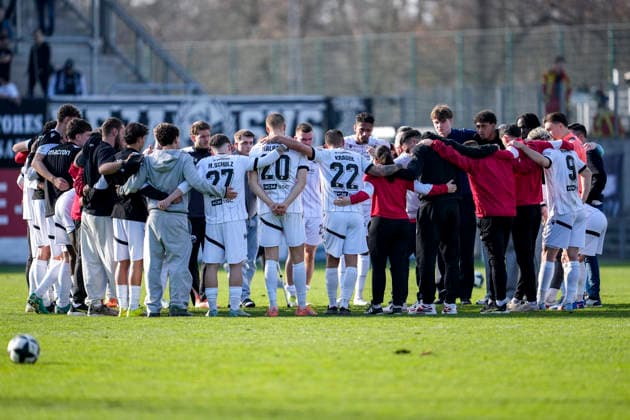 Spieler vom SV Sandhausen (SVS), schwören sich mit einem Mannschaftskreis nach dem Spiel ein, Kreis, Teamkreis, Konzentration, Kameradschaft, Ansprache, Motivation, 07.03.2026, Sandhausen (Deutschland), Fussball, Regionalliga Südwest, SV Sandhausen - Bahlinger SC