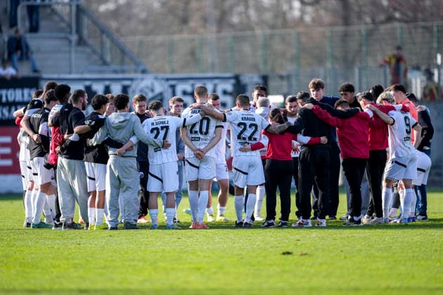 Spieler vom SV Sandhausen (SVS), schwören sich mit einem Mannschaftskreis nach dem Spiel ein, Kreis, Teamkreis, Konzentration, Kameradschaft, Ansprache, Motivation, 07.03.2026, Sandhausen (Deutschland), Fussball, Regionalliga Südwest, SV Sandhausen - Bahlinger SC