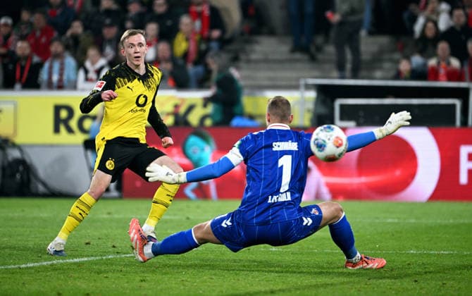 Fussball, Bundesliga, Deutschland, Herren, Saison 2025 2026, 25. Spieltag, Rhein Energie Stadion Köln, 1. FC Köln - Borussia Dortmund; Maximilian Beier (BVB) erzielt das Tor zum 0:2 gegen Marvin Schwäbe (KOE). Aktion