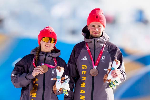 VAL DI FIEMME, ITALIEN 20260307 Tysklands Maria Leonie Walter och guide Christian Krasman under lördagens medaljcermoni skidskytte 7,5km sprint pa Tesero Cross-Country Skiing Stadium under Paralympics 2026. TESERO ITALIEN 2026 x10500x