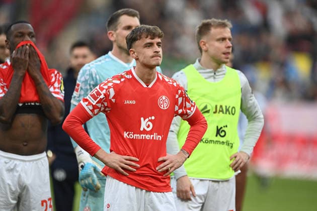 Torwart Daniel BATZ (MZ), Nikolas VERATSCHNIG (MZ) und Lennard MALONEY (MZ) Enttaeuschung, entaeuscht, Frust, niedergeschlagen, 1.FSV Mainz 05 (MZ) - VfB Stuttgart (S) 2-2 Fussball 1. Bundesliga Saison 2025 2026, 25.Spieltag, Spieltag25, matchday25, am 07.03.2026, MEWA Arena Mainz. DFL regulations prohibit any use of photographs as image sequences and or quasi-video Â