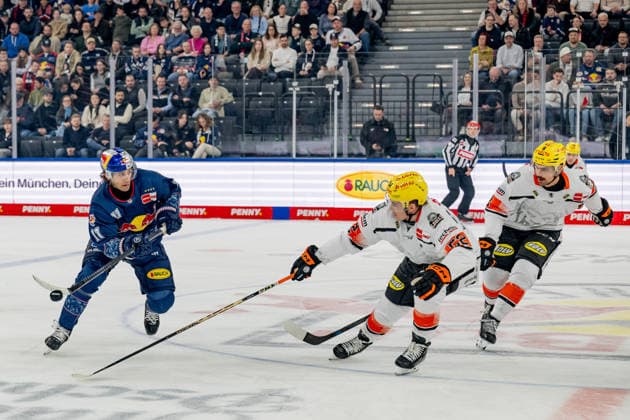 Kampf um den Puck Zweikampf zwischen Markus Eisenschmid (EHC Red Bull Muenchen, 11) und Maksim Matushkin (Loewen Frankfurt, 52), rechts Nathan Burns (Loewen Frankfurt, 8) GER, EHC Red Bull Muenchen vs. Loewen Frankfurt, Eishockey, DEL, 50. Spieltag, Saison 2025 2026, 08.03.2026. GER, EHC Red Bull Muenchen vs. Loewen Frankfurt, Eishockey, DEL, 50. Spieltag, Saison 2025 2026, 08.03.2026. Muenchen Copyright: xEibner-Pressefoto FranzxFeinerx EP_HFR