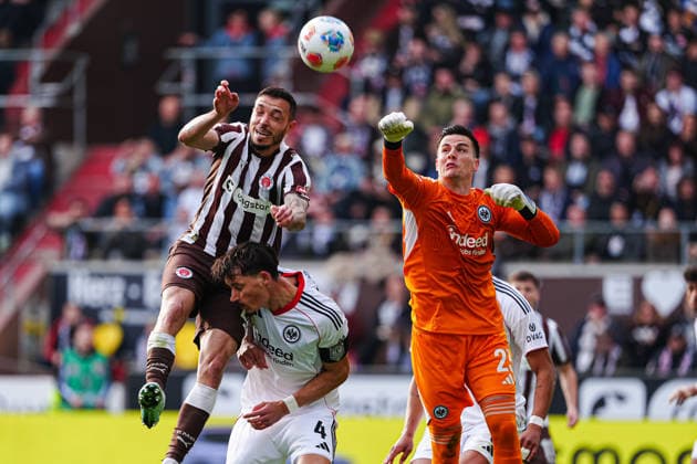 Torschuss Torchance per Kopfball Mathias Pereira Lage (FC St. Pauli, 28), Michael Zetterer (Eintracht Frankfurt, 23) GER, FC St. Pauli vs. Eintracht Frankfurt, Fussball, 1. Bundesliga, Spieltag 25, Saison 2025 2026, 08.03.2026 DFL REGULATIONS PROHIBIT ANY USE OF PHOTOGRAPHS AS IMAGE SEQUENCES AND OR QUASI-VIDEO GER, FC St. Pauli vs. Eintracht Frankfurt, Fussball, 1. Bundesliga, Spieltag 25, Saison 2025 2026, 08.03.2026 Hamburg Copyright: xEibner-Pressefoto MarcelxvonxFehrnx EP_MFN