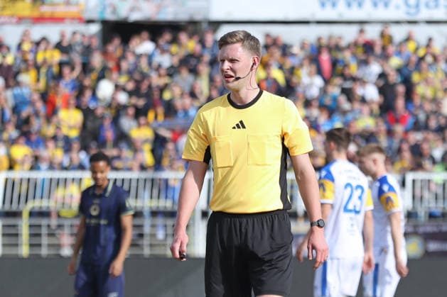 Fußball Regionalliga Nordost: 1. FC Lok Leipzig - FC Carl Zeiss Jena; 08.03.2026 Schiedsrichter Marvin Tennes. Fußball, Regionalliga Nordost, Saison 2025 2026, 25. Spieltag: 1. FC Lok Leipzig vs. FC Carl Zeiss Jena am 08.03.2026 im Bruno-Plache-Stadion, Leipzig. Copyright: xBEAUTIFULxSPORTS JanxKaeferx