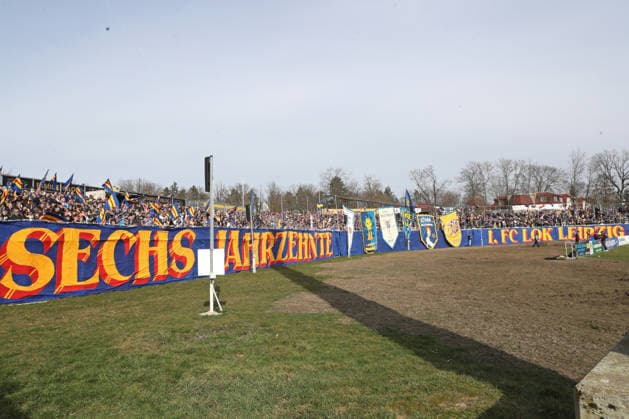 Fußball Regionalliga Nordost: 1. FC Lok Leipzig - FC Carl Zeiss Jena; 08.03.2026 Choreografie im Lok Leipzig-Fanblock, Fankurve, Ultras. Fußball, Regionalliga Nordost, Saison 2025 2026, 25. Spieltag: 1. FC Lok Leipzig vs. FC Carl Zeiss Jena am 08.03.2026 im Bruno-Plache-Stadion, Leipzig. Copyright: xBEAUTIFULxSPORTS JanxKaeferx