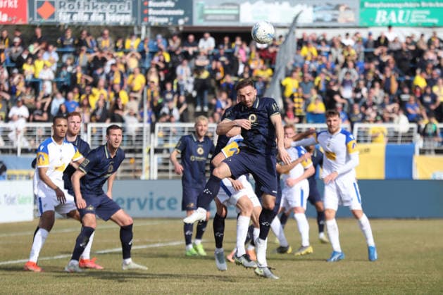 Fußball Regionalliga Nordost: 1. FC Lok Leipzig - FC Carl Zeiss Jena; 08.03.2026 Tobias Dombrowa (34, Lok Leipzig) klärt per Kopf. Fußball, Regionalliga Nordost, Saison 2025 2026, 25. Spieltag: 1. FC Lok Leipzig vs. FC Carl Zeiss Jena am 08.03.2026 im Bruno-Plache-Stadion, Leipzig. Copyright: xBEAUTIFULxSPORTS JanxKaeferx