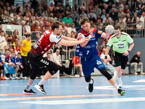 Elias Huber (HBW Balingen-Weilstetten, 07) im Zweikampf gegen Luka Sokolic (HSG Nordhorn Lingen, 51) HSG Nordhorn-Lingen vs. HBW Balingen-Weilstetten , Handball, 2. Bundesliga, 23. Spieltag, Saison 2025 2026, 08.03.2026 HSG Nordhorn-Lingen vs. HBW Balingen-Weilstetten , Handball, 2. Bundesliga, 23. Spieltag, Saison 2025 2026, 08.03.2026 Nordhorn Copyright: xEibner-Pressefoto DamianxKruczynx EP_DKI