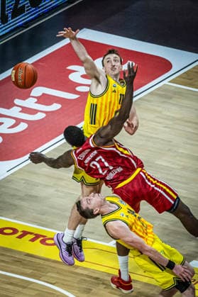 Basketball Berlin 08.03.2026 Saison 2025 2026 EasyCredit BBL 1. Bundesliga Männer, Herren Alba Berlin - Fitness First Würzburg Baskets Eddy Edigin (Würzburg, No.27) Moses Wood (Alba Berlin, No.11) Justin Bean (Alba Berlin, No.34)