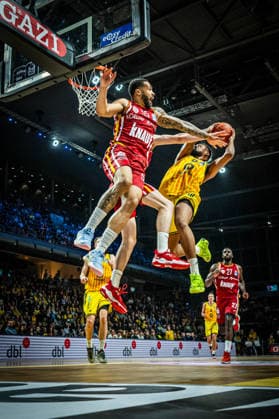 Basketball Berlin 08.03.2026 Saison 2025 2026 EasyCredit BBL 1. Bundesliga Männer, Herren Alba Berlin - Fitness First Würzburg Baskets J wan Roberts (Alba Berlin, No.13) David Muenkat (Würzburg, No.55)
