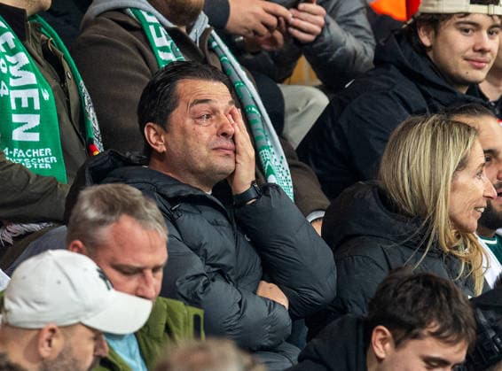 Fußball, Herren, Saison 2025 2026, 1. Bundesliga (25. Spieltag), 1. FC Union Berlin - SV Werder Bremen, Trainer Ante Covic weint nach dem Tor seines Sohnes Patrice Covic (Bremen) zum 1:4 auf der Tribüne, 08.03.2026, Copyright: xSebastianxRäppold MatthiasxKochx