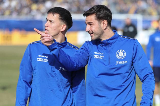 Fußball Regionalliga Nordost: 1. FC Lok Leipzig - FC Carl Zeiss Jena; 08.03.2026 Filip Kusic (36, Lok Leipzig) mit einem Fingerzeig für Pasqual Verkamp (7, Lok Leipzig). Fußball, Regionalliga Nordost, Saison 2025 2026, 25. Spieltag: 1. FC Lok Leipzig vs. FC Carl Zeiss Jena am 08.03.2026 im Bruno-Plache-Stadion, Leipzig. Copyright: xBEAUTIFULxSPORTS JanxKaeferx