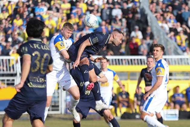 Fußball Regionalliga Nordost: 1. FC Lok Leipzig - FC Carl Zeiss Jena; 08.03.2026 Maxim Hessel (29, Carl Zeiss Jena) gegen Djamal Ziane (13, Lok Leipzig). Fußball, Regionalliga Nordost, Saison 2025 2026, 25. Spieltag: 1. FC Lok Leipzig vs. FC Carl Zeiss Jena am 08.03.2026 im Bruno-Plache-Stadion, Leipzig. Copyright: xBEAUTIFULxSPORTS JanxKaeferx
