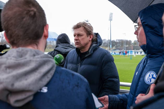 11.03.2026; Fussball; Training des FC Schalke 04. Medienrunde mit Direktor Profifussball Youri Mulder (FC Schalke 04). Gelsenkirchen Trainingsgelände FC Schalke 04 NRW Deutschland xRHR-FOTO YYx Copyright: RHR-FOTOx RHR-FOTO YY
