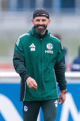 11.03.2026; Fussball; Training des FC Schalke 04. Trainer Miron Muslic (FC Schalke 04) lacht. Gelsenkirchen Trainingsgelände FC Schalke 04 NRW Deutschland xRHR-FOTO YYx Copyright: RHR-FOTOx RHR-FOTO YY
