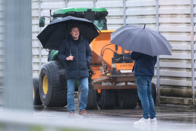 11.03.2026; Fussball; Training des FC Schalke 04. Direktor Profifussball Youri Mulder (FC Schalke 04) mit einem Schirm. Gelsenkirchen Trainingsgelände FC Schalke 04 NRW Deutschland xRHR-FOTO YYx Copyright: RHR-FOTOx RHR-FOTO YY