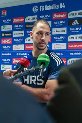 11.03.2026; Fussball; Training des FC Schalke 04. Medienrunde mit Nikola Katic (FC Schalke 04). Gelsenkirchen Trainingsgelände FC Schalke 04 NRW Deutschland xRHR-FOTO YYx Copyright: RHR-FOTOx RHR-FOTO YY