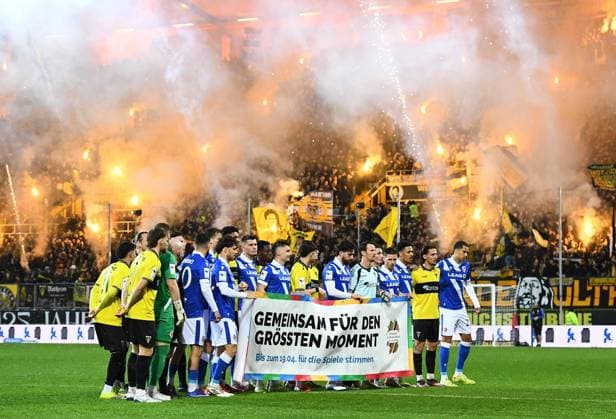Fußball Herren 3. LiagSaison 2025 2026 29. Spieltag: Alemannia Aachen - Energie Cottbus am 13.03.2026 im Stadion Tivoli in Aachen Die Spieler halten ein Banner hoch Nordrhein-Westfalen Deutschland