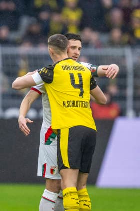 14.03.2026: Fußball: Borussia Dortmund - FC Augsburg, 26. Spieltag im Signal-Iduna-Park. Die Brüder Keven Schlotterbeck (FC Augsburg) (l) und Nico Schlotterbeck (Borussia Dortmund) umarmen sich. WICHTIGER HINWEIS: Gemäß den Vorgaben der DFL und des DFB ist es untersagt, in dem Stadion und oder vom Spiel angefertigte Fotoaufnahmen in Form von Sequenzbildern und oder videoähnlichen Fotostrecken zu verwerten bzw. verwerten zu lassen. Copyright: xDavidxInderliedx