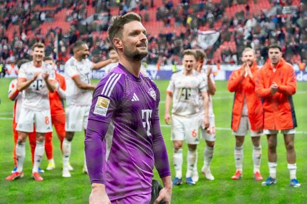 14.03.2026, Bayer 04 Leverkusen vs. FC Bayern München, 1. Bundesliga, 26. Spieltag Sven Ulreich (FC Bayern Muenchen, 26) wird gefeiert nach Abpfiff Jubel mit Harry Kane (FC Bayern Muenchen, 9) Leon Goretzka (FC Bayern Muenchen, 8) Dayot Upamecano (FC Bayern Muenchen, 2) Wichtiger Hinweis: Gemaess den Vorgaben der DFL Deutsche Fussball Liga bzw. des DFB Deutscher Fussball-Bund ist es untersagt, in dem Stadion und oder vom Spiel angefertigte Fotoaufnahmen in Form von Sequenzbildern und oder videoaehnlichen Fotostrecken zu verwerten Copyright: xBahhoxKarax