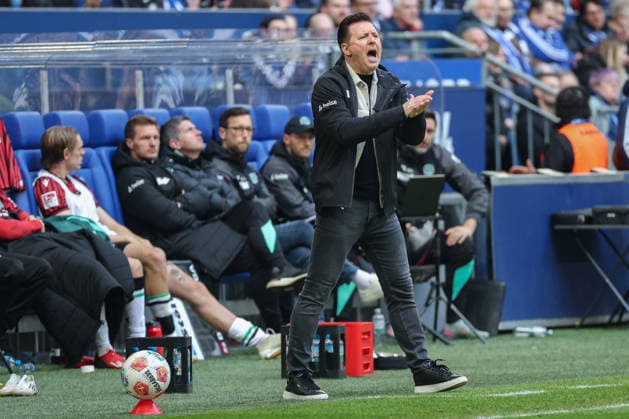 2. Bundesliga - FC Schalke 04 - Hannover 96 am 15.03.2026 in der Veltins-Arena auf Schalke Trainer Christian Titz (Hannover) feuert seine Mannschaft an