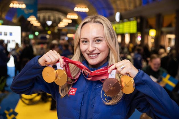 260316 Ebba Arsjö of the Swedish national alpine para skiing team poses for a portrait with her medals during a homecoming celebration event after returning home from the Milano Cortina 2026 Winter Paralympic Games on March 16, 2026 in Stockholm. Photo: Caisa Rasmussen BILDBYRAN COP 353 CR0036 paralympic games paralympics paralympiska spel paralympiske leker vinter-paralympics winter paralympics milano cortina 2026 milano cortina 2026 winter paralympic games parasport para sports bbeng hemkomst sweden sverige Copyright: CAISAxRASMUSSEN BB260316BB635