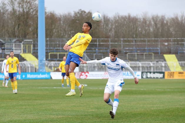 Fußball Regionalliga Nordost: 1. FC Lok Leipzig - Hertha BSC II; 15.03.2026 Ayodele Adetula (11, Lok Leipzig) per Kopf gegen Janne Berner (3, Hertha BSC II). Fußball, Regionalliga Nordost, Saison 2025 2026, 26. Spieltag: 1. FC Lok Leipzig vs. Hertha BSC II am 15.03.2026 im Bruno-Plache-Stadion, Leipzig. Copyright: xBEAUTIFULxSPORTS JanxKaeferx