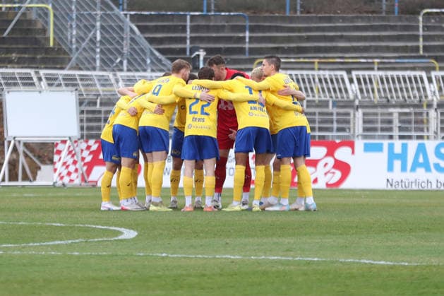 Fußball Regionalliga Nordost: 1. FC Lok Leipzig - Hertha BSC II; 15.03.2026 Teamkreis der Mannschaft von Lok Leipzig. Fußball, Regionalliga Nordost, Saison 2025 2026, 26. Spieltag: 1. FC Lok Leipzig vs. Hertha BSC II am 15.03.2026 im Bruno-Plache-Stadion, Leipzig. Copyright: xBEAUTIFULxSPORTS JanxKaeferx
