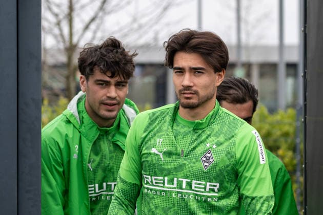 Giovanni Reyna (Borussia Moenchengladbach, 13) und Jens Castrop (Borussia Moenchengladbach, 17) kommen auf den Platz. Oeffentliches Training Borussia Moenchengladbach auf dem Trainingsgelaende am Borussia Park, 1. Bundesliga, Fussball, Saison 2025 2026, 17.03.2026 Training Borussia Moenchengladbach, 1. Bundesliga, Saison 2025 2026, 17.03.2026 Moenchengladbach Copyright: xEibner-Pressefoto ThomasxHaeslerx EP_THR