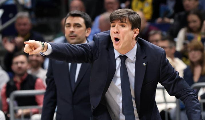 Trainer Pedro Calles gibt Anweisungen Aktion Oberkörper Basketball Champions League CL Herren Saison 2025 2026 18.03.2026 ALBA Berlin vs. AEK BC Athen