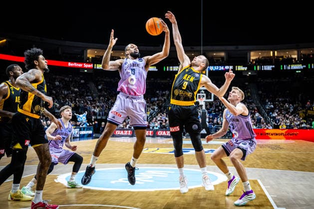 Basketball Berlin 18.03.2026 FIBA Champions League Round Of 16 Alba Berlin - AEK Athen J wan Roberts (Alba Berlin, No.13) Lukas Lekavicius (AEK Athen, No.09)