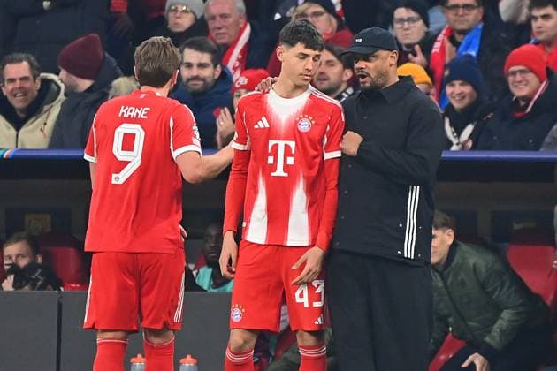 Einwechslung Filip PAVIC (Bayern Muenchen), mit Trainer Vincent KOMPANY (Bayern Muenchen), Auswechslung Harry KANE (Bayern Muenchen). Fussball Champions League,Saison 2025 26, Achtelfinale FC Bayern Muenchen - Atalanta Bergamo 4-1 am 18.03.2026 A L L I A N Z A R E N A.