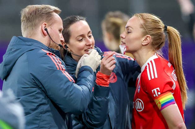 20.03.2026, Fußball, 1. Frauen Bundesliga, SGS Essen - FC Bayern München, Stadion Hafenstraße, Google Pixel Frauenbundesliga, 21. Spieltag, Saison 2025 2026: Glodis Viggosdottir (FC Bayern Muenchen 04) muss verletzt am Kopf medizinisch behandelt werden Kinn DFB regulations prohibit any use of photographs as image sequences and or quasi-video. Nordrhein-Westfalen Deutschland