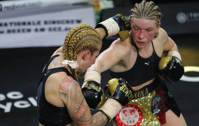 Boxen: WM-Kampf des Verbandes IBF im Federgewicht zwischen Titelverteidigerin Nina Meinke (r. Berlin) und Herausforderin Dyana Vargas (l. Dominikanische Republik) in der Fischauktionshalle in Hamburg.
