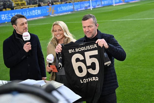 21.03.2026, xjhx, Fussball 1.Bundesliga, Borussia Dortmund - Hamburger SV v.l. Trainer Niko Kovac (Borussia Dortmund) Julia Simic mit Geschenk für TV-Experte Lothar Matthäus (DFL DFB REGULATIONS PROHIBIT ANY USE OF PHOTOGRAPHS as IMAGE SEQUENCES and or QUASI-VIDEO) Dortmund