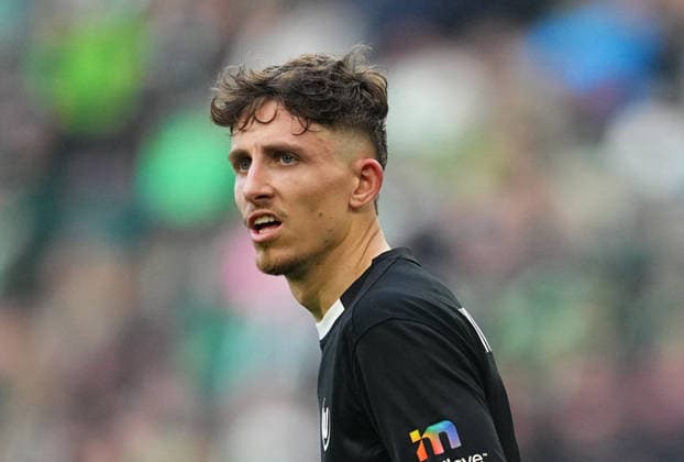 Jesper Lindstrom (VfL Wolfsburg) schaut waehrend des spiels der 1.Bundesliga zwischen Wolfsburg gegen Werder Bremen, Volkswagen Arena, Wolfsburg, Germany am 21. March 2026. (Foto von Thor Wegner DeFodi Images) +++ Jesper Lindstrom (VfL Wolfsburg) looks on during Wolfsburg and Werder Bremen at Volkswagen Arena, Wolfsburg, Germany on March 21, 2026. Thor Wegner DeFodi Images . (Photo by DeFodi Images) -