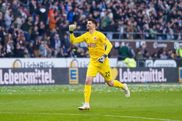 Deutschland: Fussball Bundesliga 2025 - 2026, 27. Spieltag - FC St. Pauli vs SC Freiburg - Millerntor-Stadion (Hamburg-St. Pauli): Nikola Vasilj (FC St. Pauli, 22) Freude, Emotionen, Jubel, Tor und Torjubel, Geste, Gestik, Emotion, Mimik, Gesichtsausdruck Copyright: xJOERANxSTEINSIEKx
